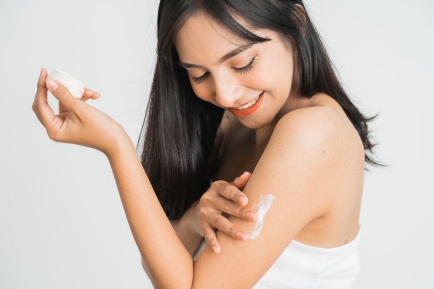 Kosmetyki nawilżające do ciała. Jak skutecznie chronić skórę przed przesuszeniem?