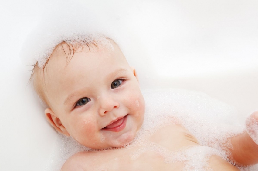 Kąpiel i pielęgnacja skóry dziecka. Jak wybierać kosmetyki dla dzieci?